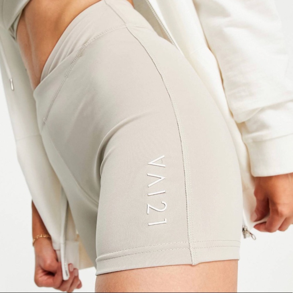 Leggings shorts cross over.